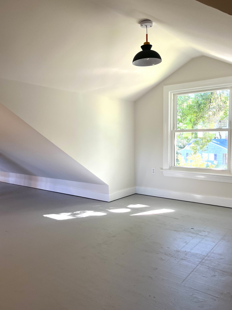 Exemple d'un bureau chic de taille moyenne avec un mur blanc, un sol en contreplaqué, un sol gris et un plafond voûté.