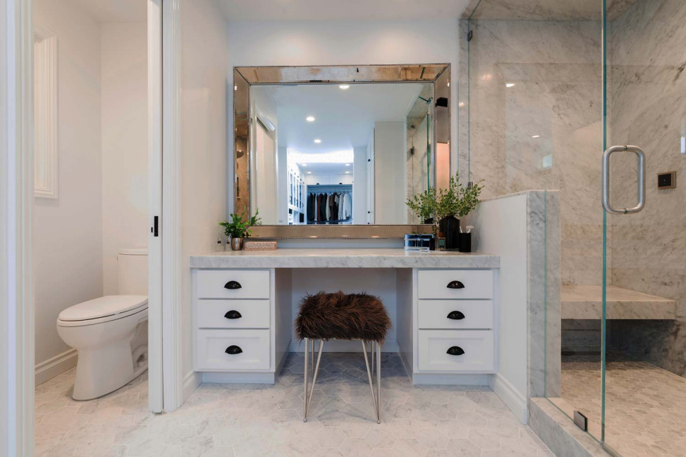 Exempel på ett mellanstort lantligt en-suite badrum, med skåp i shakerstil, vita skåp, en dusch i en alkov, en toalettstol med hel cisternkåpa, grå kakel, marmorkakel, vita väggar, marmorgolv, ett undermonterad handfat, grått golv och dusch med gångjärnsdörr