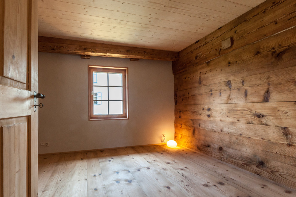 Ankleidezimmer ohne Kamin mit Arbeitsplatz, weißer Wandfarbe, dunklem Holzboden, freistehendem Schreibtisch, Ankleidebereich und offenen Schränken