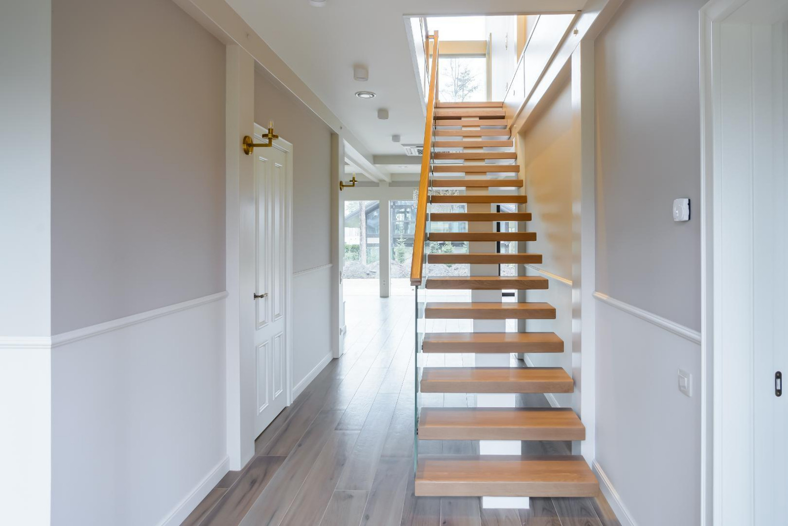 Парящая лестница на монокосоуре из массива дуба со стеклянным ограждением