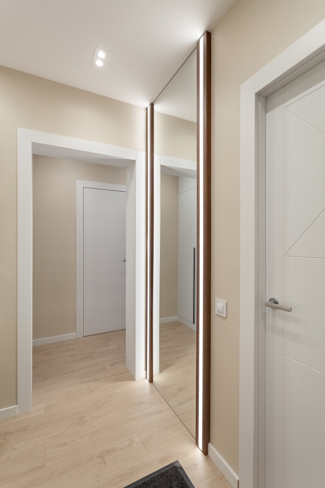 Зеркало с подсветкой, обрамленное рейками