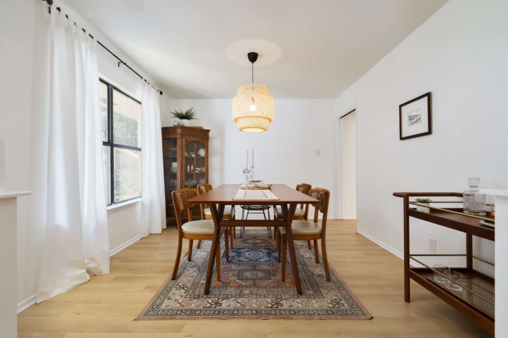 Ispirazione per una sala da pranzo aperta verso il soggiorno moderna di medie dimensioni con pareti bianche, pavimento in vinile, pavimento giallo e travi a vista