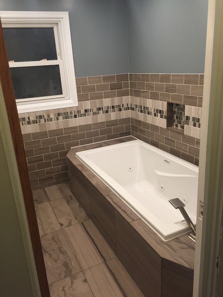 Example of a transitional bathroom design in Chicago