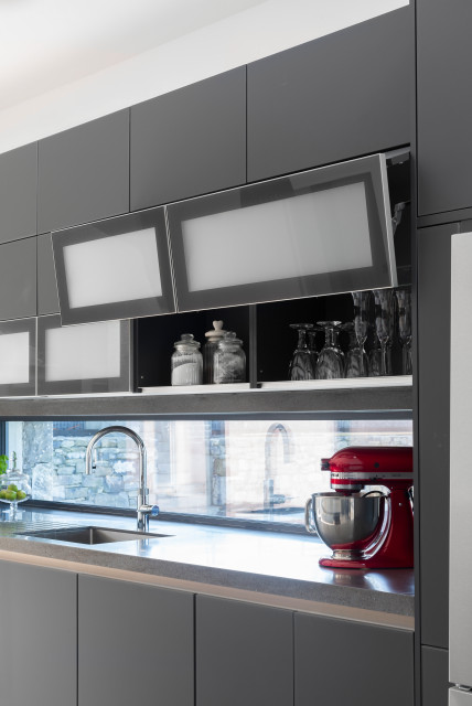 Sch&uuml;ller: Surface & Service contemporary-kitchen