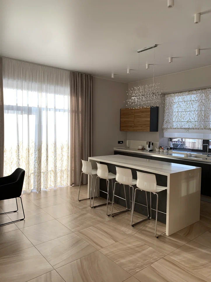 Шторы для загородного дома с высокими окнами