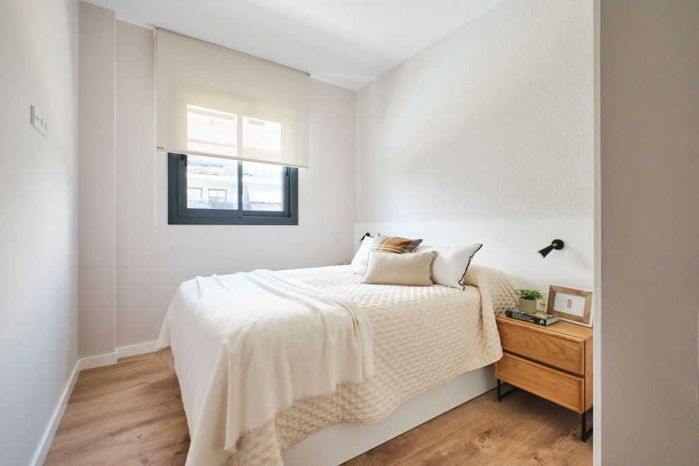 Ejemplo de habitación de invitados blanca y madera clásica renovada grande sin chimenea con paredes beige, suelo de madera en tonos medios, suelo marrón y papel pintado