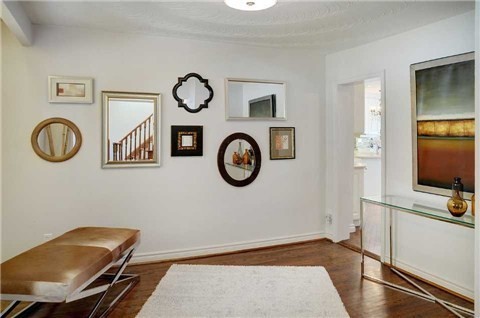 Entryway - transitional entryway idea in Toronto