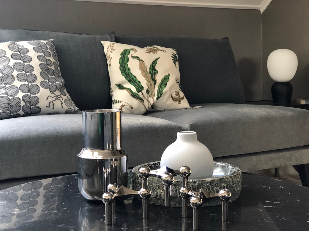 Exempel på ett mellanstort skandinaviskt loftrum, med ett musikrum, beige väggar, laminatgolv och en fristående TV