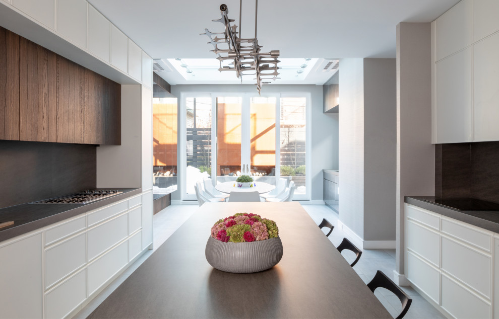 Esempio di un'ampia cucina moderna con lavello sottopiano, paraspruzzi grigio, elettrodomestici da incasso, pavimento in gres porcellanato, pavimento grigio e top grigio