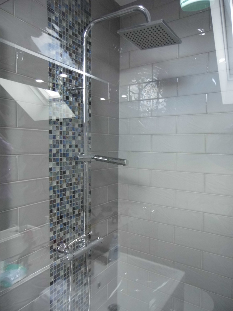 Inspiration for a mid-sized contemporary kids bathroom in Glasgow with a corner shower, gray tile, mosaic tile, grey walls and porcelain floors.