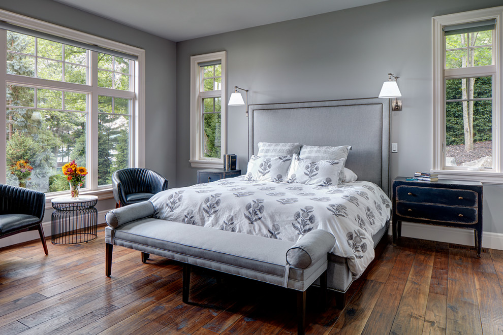 Foto de dormitorio principal contemporáneo grande con paredes grises, suelo de madera oscura y suelo marrón