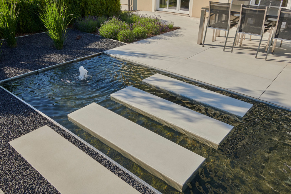 Klassischer Garten mit Betonboden in Nürnberg