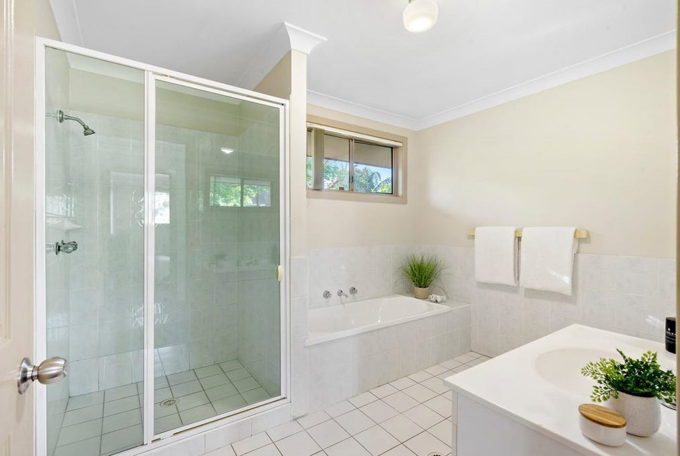 Mittelgroßes Modernes Badezimmer En Suite mit weißen Schränken, Keramikboden, Schiebetür-Duschabtrennung, weißer Waschtischplatte und Einzelwaschbecken in Sydney