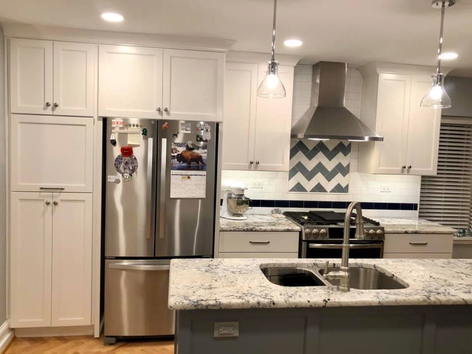 Example of a transitional kitchen design in Chicago