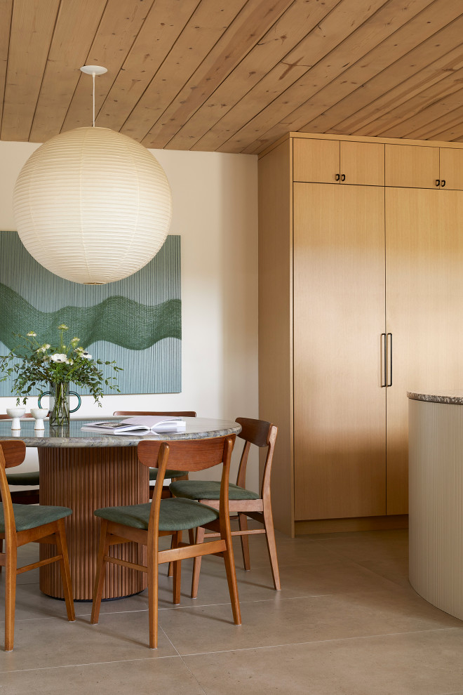 Aménagement d'une petite salle à manger ouverte sur le salon rétro avec un mur blanc, un sol en carrelage de porcelaine, un sol beige et un plafond en bois.