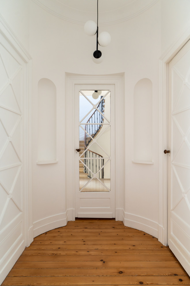 Photo of a transitional hallway in Bordeaux.