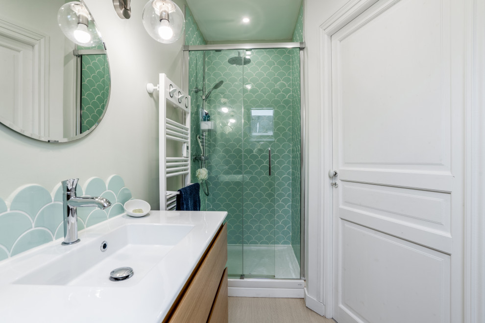 Идея дизайна: главная ванная комната среднего размера, в белых тонах с отделкой деревом в скандинавском стиле с плоскими фасадами, светлыми деревянными фасадами, душем в нише, зеленой плиткой, керамической плиткой, зелеными стенами, паркетным полом среднего тона, консольной раковиной, столешницей из известняка, коричневым полом, душем с раздвижными дверями, белой столешницей, тумбой под одну раковину и напольной тумбой
