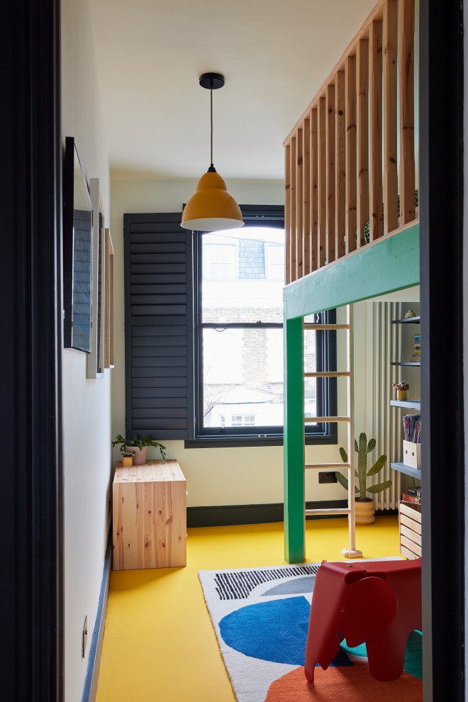 Kleines, Neutrales Stilmix Kinderzimmer mit Schlafplatz, grüner Wandfarbe, Vinylboden und gelbem Boden in London