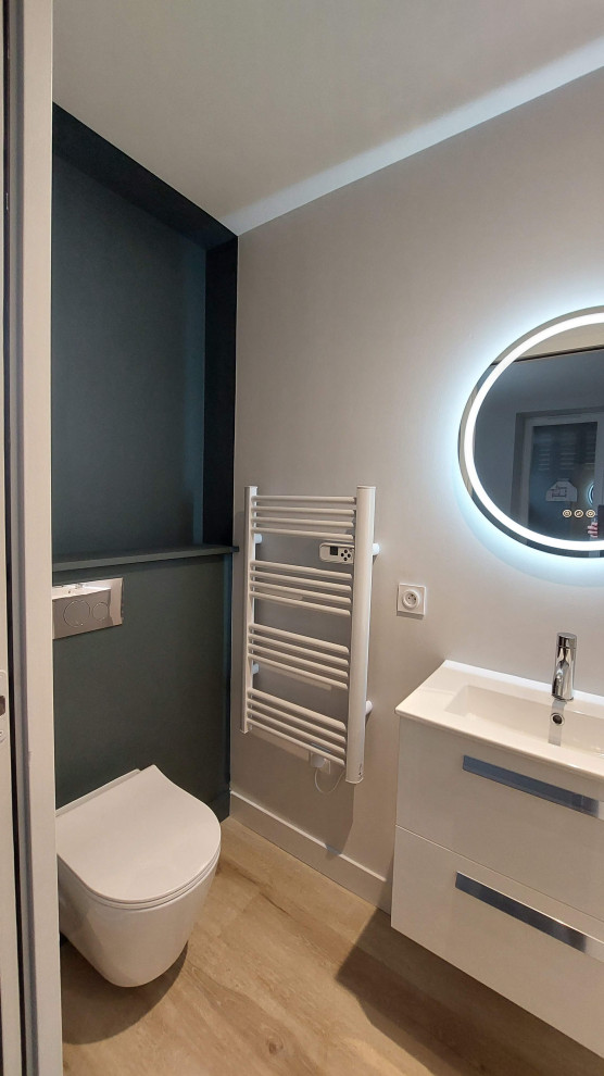 Esempio di una stretta e lunga stanza da bagno con doccia di medie dimensioni con WC sospeso, pareti verdi, pavimento in linoleum, lavabo sospeso e un lavabo