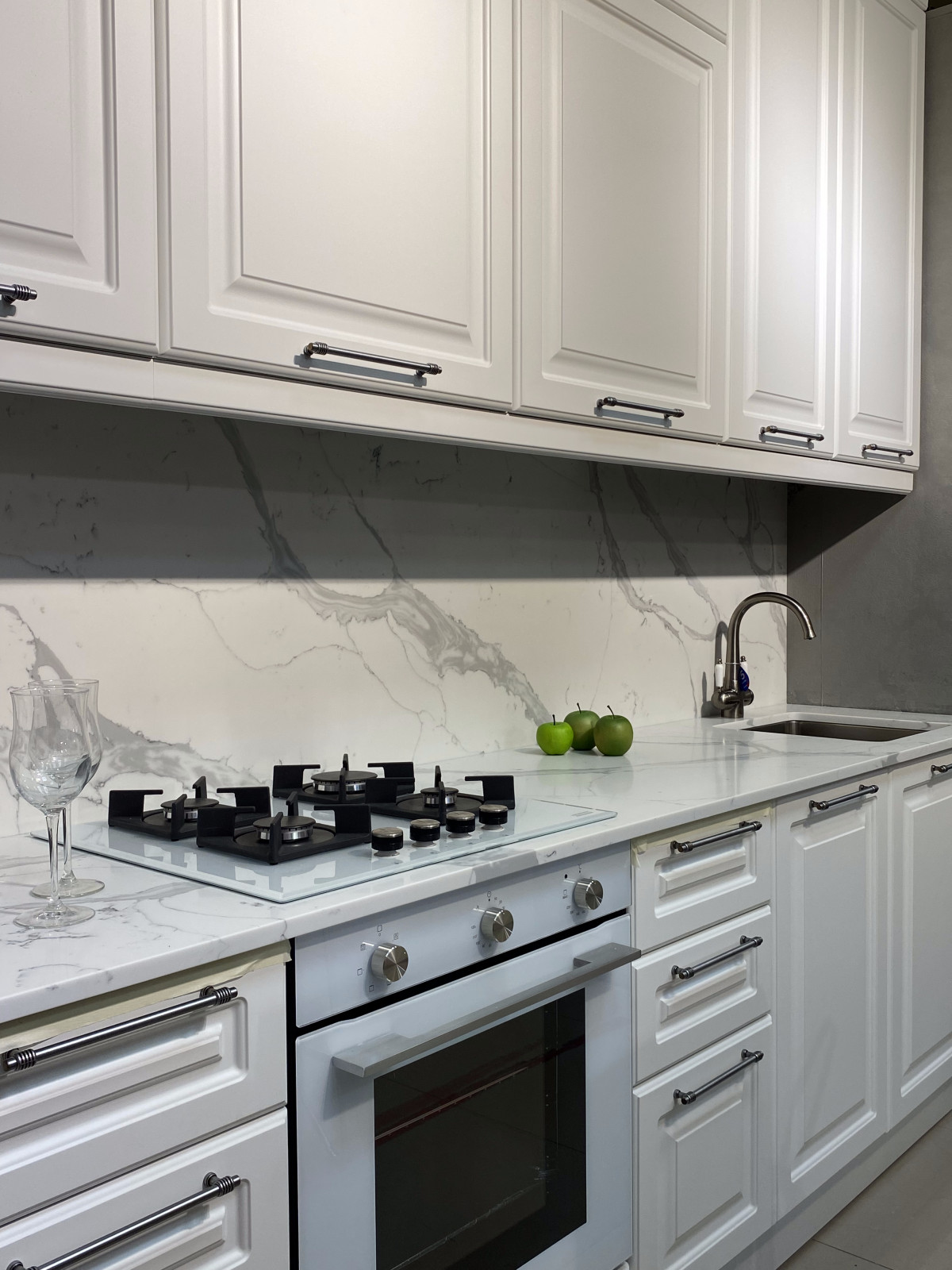 Столешница и фартук под мрамор для светлой кухни