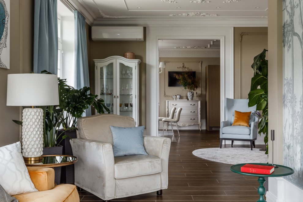 На фото: гостиная комната в стиле неоклассика (современная классика) с серыми стенами, угловым камином, фасадом камина из камня и телевизором на стене