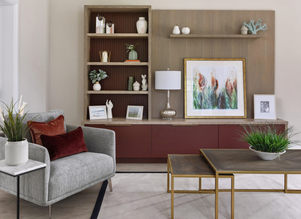 Esempio di un soggiorno design di medie dimensioni e aperto con pareti beige, parquet chiaro, parete attrezzata e pavimento beige