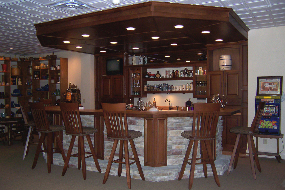 Design ideas for a traditional home bar in Indianapolis.