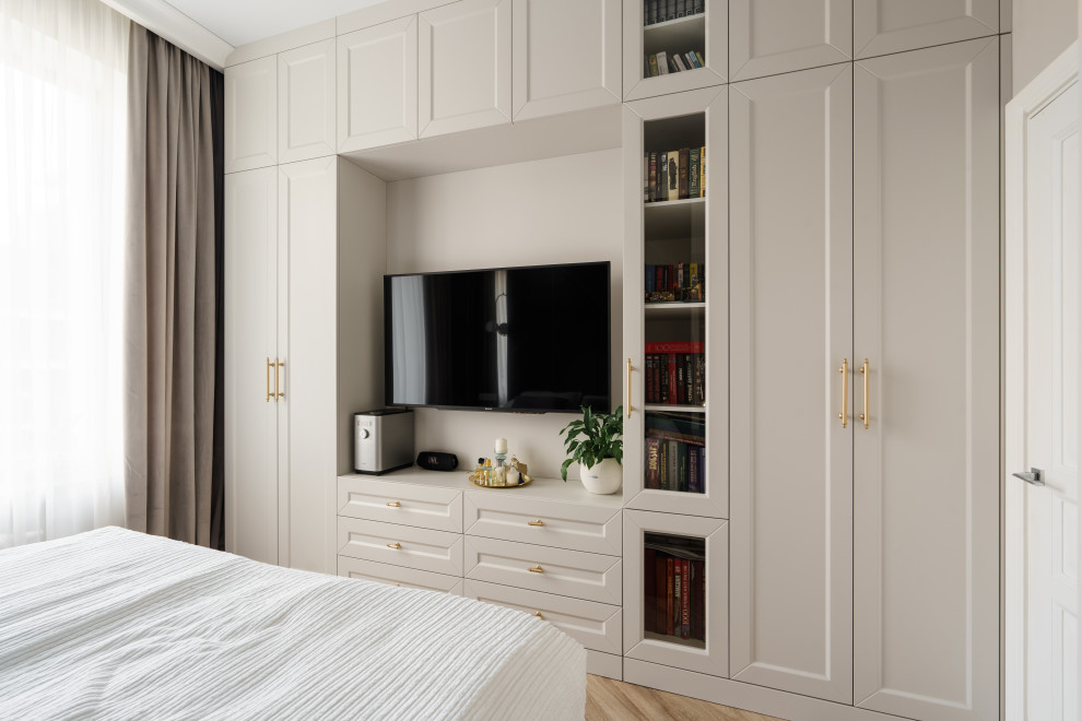 Бело-розовый интерьер с рифлеными фасадами