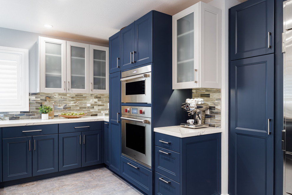 Foto di una cucina classica chiusa e di medie dimensioni con ante in stile shaker, ante blu e nessuna isola