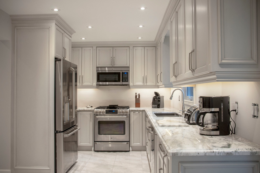 Transitional kitchen photo in Toronto