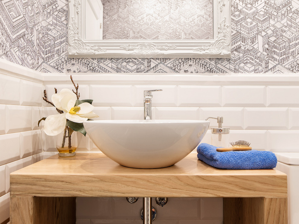 Foto de cuarto de baño moderno pequeño con armarios abiertos, puertas de armario de madera clara, ducha a ras de suelo, sanitario de dos piezas, baldosas y/o azulejos blancos, baldosas y/o azulejos de cerámica, paredes blancas, suelo de baldosas de cerámica, aseo y ducha, lavabo sobreencimera, encimera de madera, suelo gris y ducha con puerta con bisagras