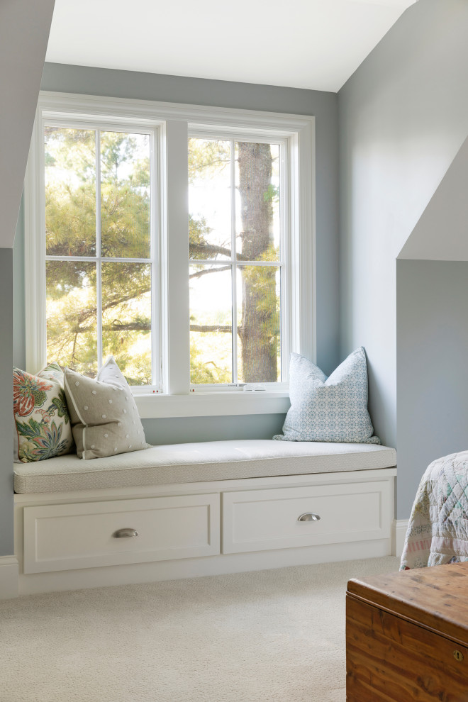 Foto de habitación de invitados marinera de tamaño medio con paredes azules, moqueta y suelo gris