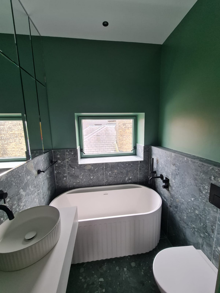 Modern Bathroom with Unique Contrast Colours