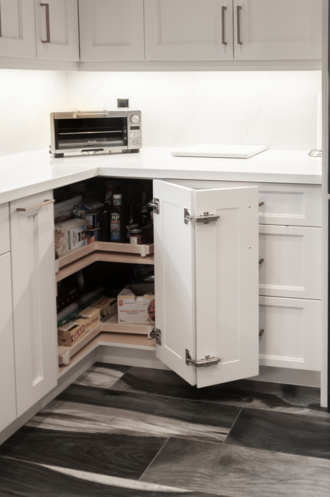 Kitchen - transitional kitchen idea in Toronto