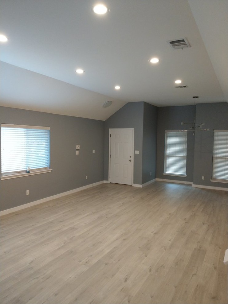 Transitional home design photo in Austin