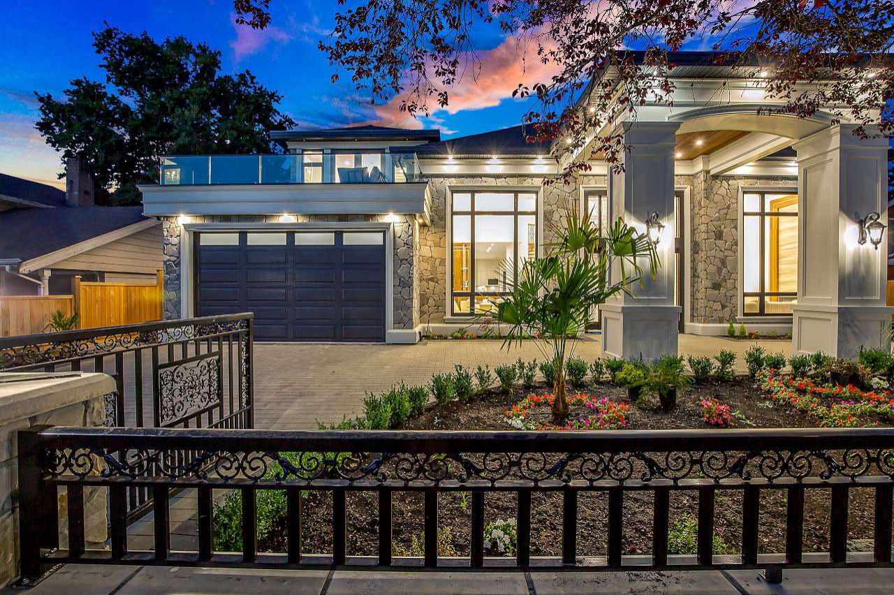 Modern exterior home idea in Vancouver