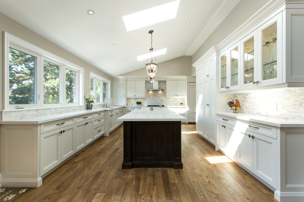 Transitional kitchen photo in Toronto