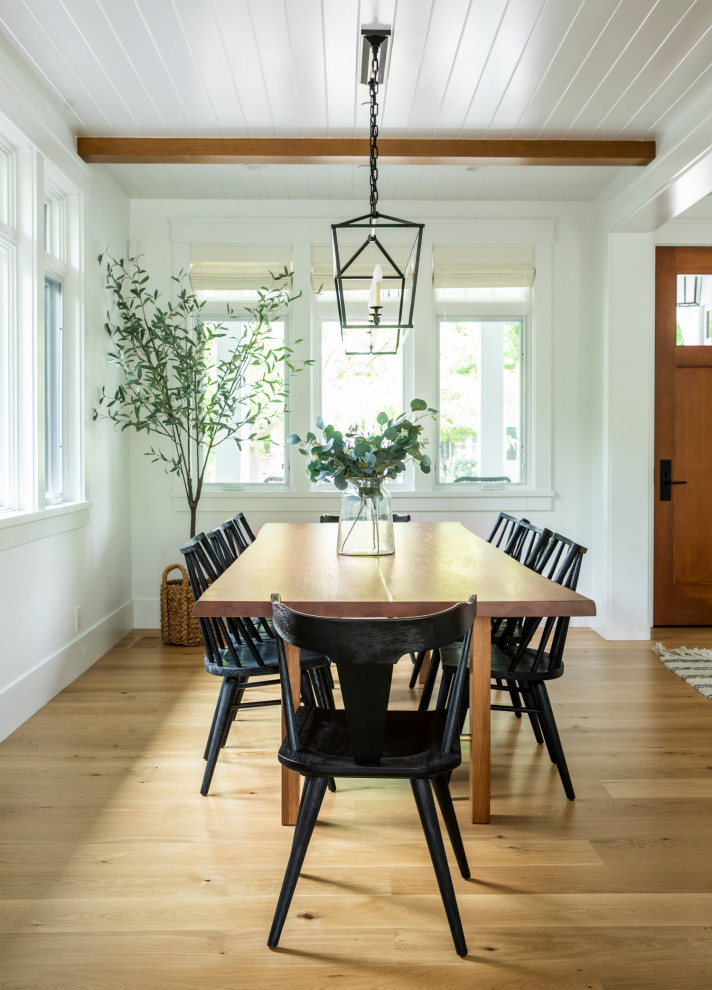 Imagen de comedor de cocina de estilo de casa de campo grande con paredes blancas, suelo de madera en tonos medios y suelo marrón