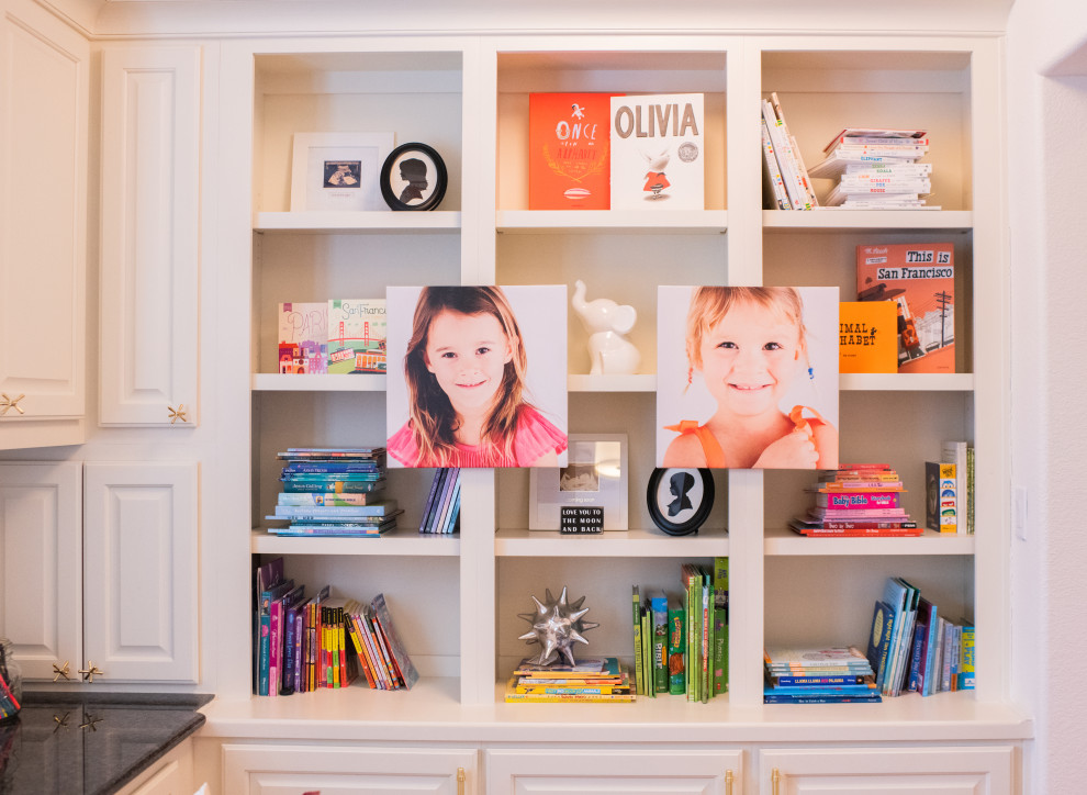Example of a transitional kids' room design in Austin