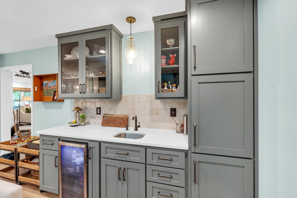 Источник вдохновения для домашнего уюта: кухня-столовая среднего размера в стиле кантри с синими стенами
