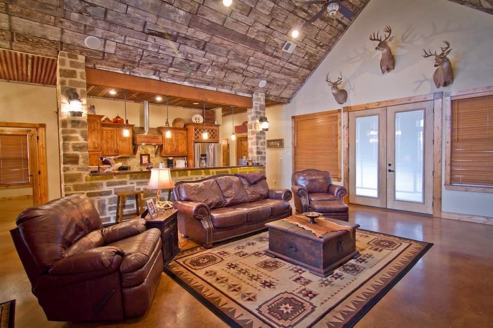 This is an example of a country family room in Dallas.