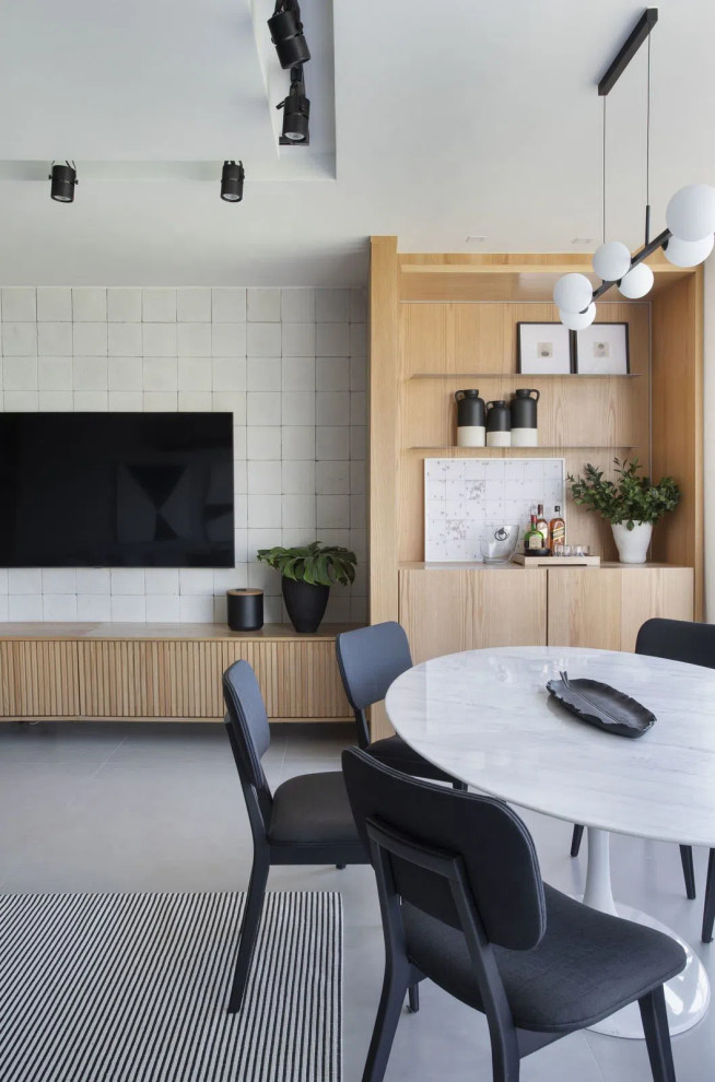 Exempel på ett stort modernt allrum med öppen planlösning, med vita väggar, klinkergolv i porslin, en väggmonterad TV och grått golv