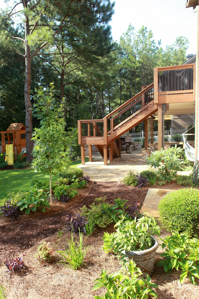 Small contemporary backyard partial sun garden in Atlanta with mulch for fall.