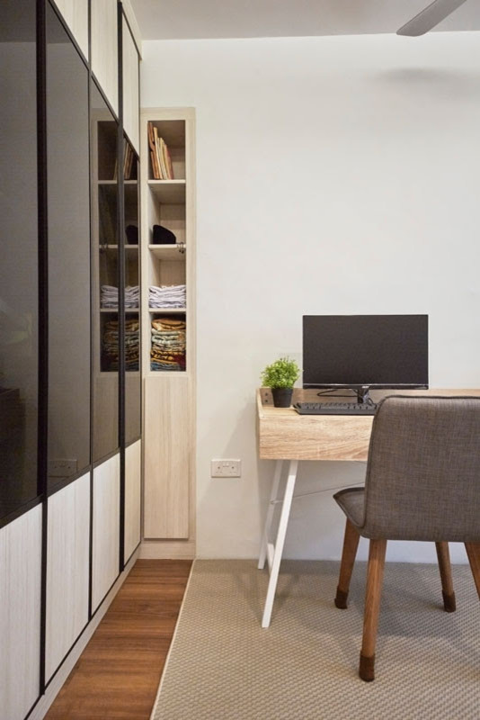 This is an example of a contemporary home office in Singapore.