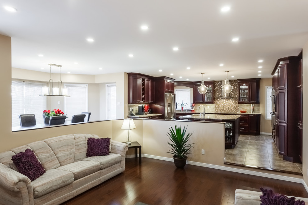 Inspiration for a transitional kitchen remodel in Ottawa