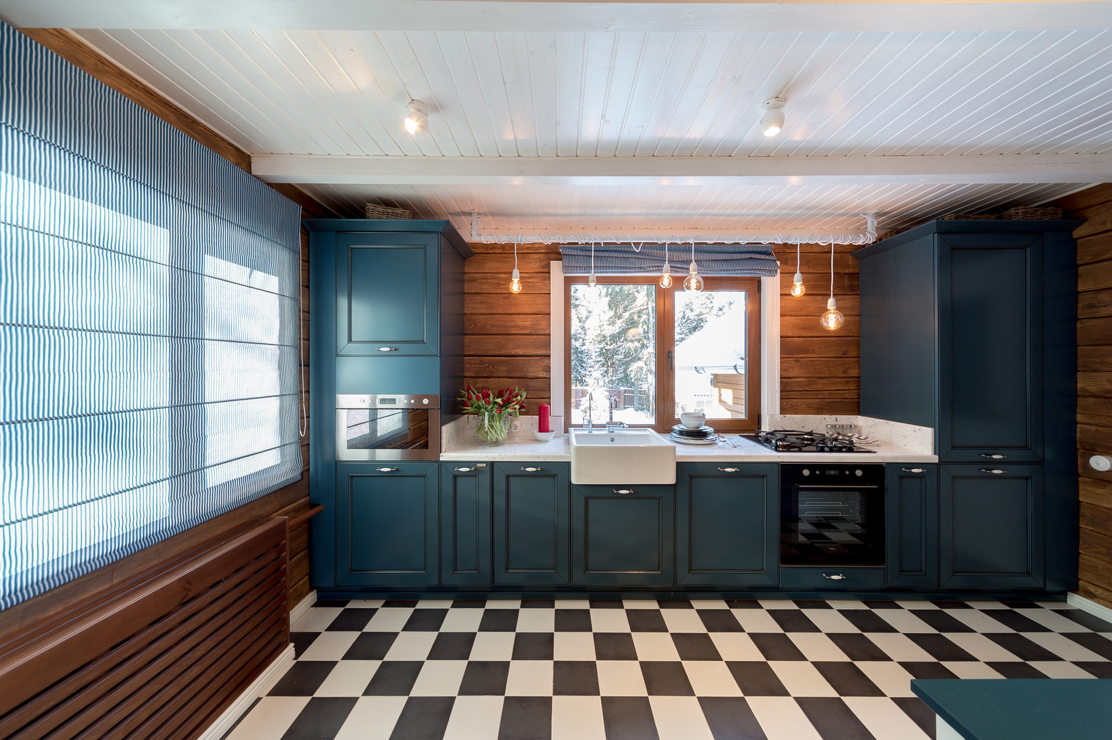 Дачный ответ: "Синяя кухня у белого камина"