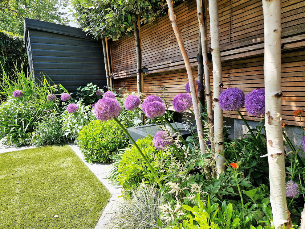 Идея дизайна: маленький участок и сад на заднем дворе в современном стиле с покрытием из каменной брусчатки и с деревянным забором для на участке и в саду