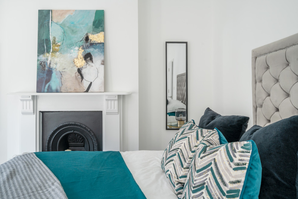ロンドンにある中くらいなコンテンポラリースタイルのおしゃれな主寝室 (カーペット敷き、標準型暖炉、木材の暖炉まわり、グレーの床、グレーと黒)
