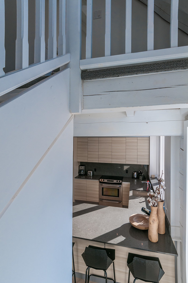 Transitional home design photo in Toronto
