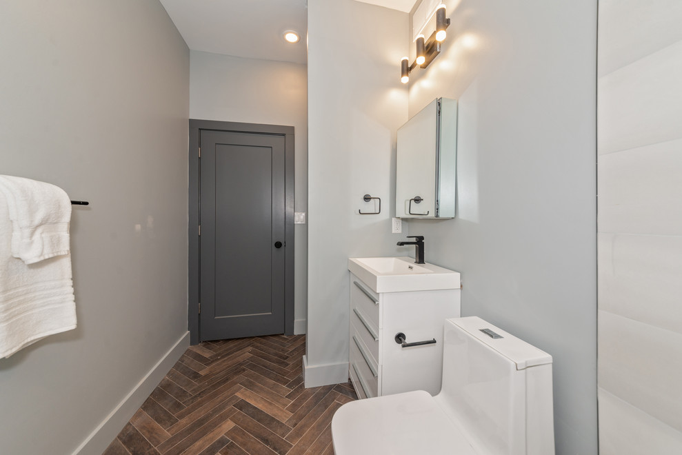 Example of a transitional home design design in Cincinnati